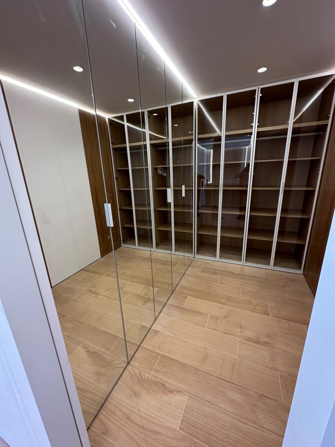 Trabajamos codo con arquitectos e interioristas, respetando cada línea del proyecto y resolviendo la parte técnica. Plazos realistas, montaje limpio y puntual. Tú ves el resultado: piezas sólidas, bien rematadas y listas para durar.