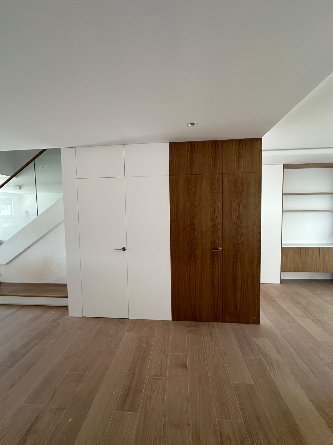 Trabajamos codo con arquitectos e interioristas, respetando cada línea del proyecto y resolviendo la parte técnica. Plazos realistas, montaje limpio y puntual. Tú ves el resultado: piezas sólidas, bien rematadas y listas para durar.