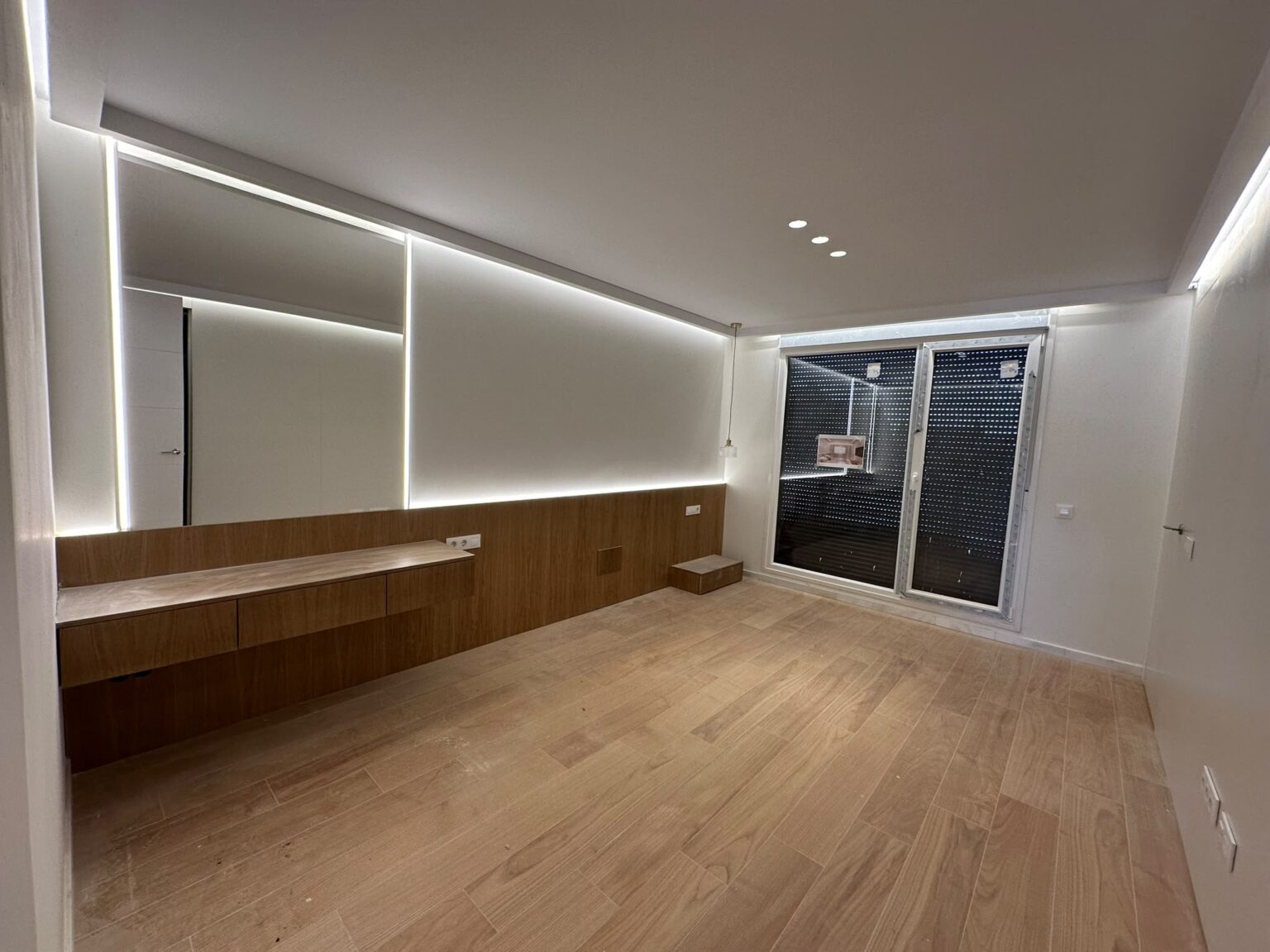 Trabajamos codo con arquitectos e interioristas, respetando cada línea del proyecto y resolviendo la parte técnica. Plazos realistas, montaje limpio y puntual. Tú ves el resultado: piezas sólidas, bien rematadas y listas para durar.