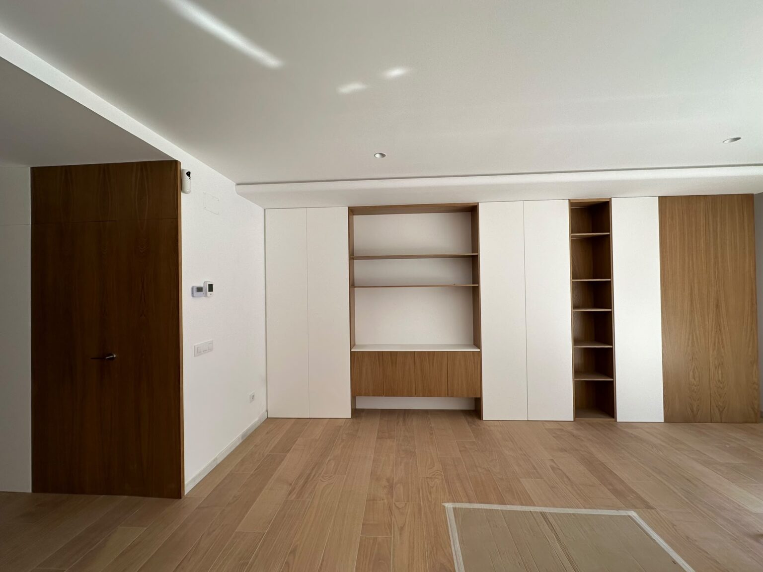 Trabajamos codo con arquitectos e interioristas, respetando cada línea del proyecto y resolviendo la parte técnica. Plazos realistas, montaje limpio y puntual. Tú ves el resultado: piezas sólidas, bien rematadas y listas para durar.