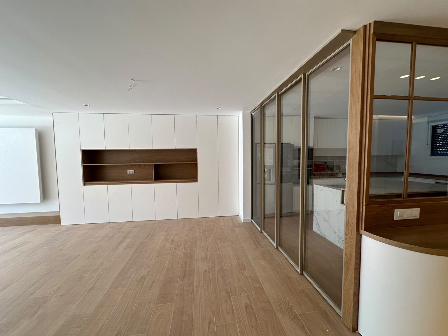 Trabajamos codo con arquitectos e interioristas, respetando cada línea del proyecto y resolviendo la parte técnica. Plazos realistas, montaje limpio y puntual. Tú ves el resultado: piezas sólidas, bien rematadas y listas para durar.