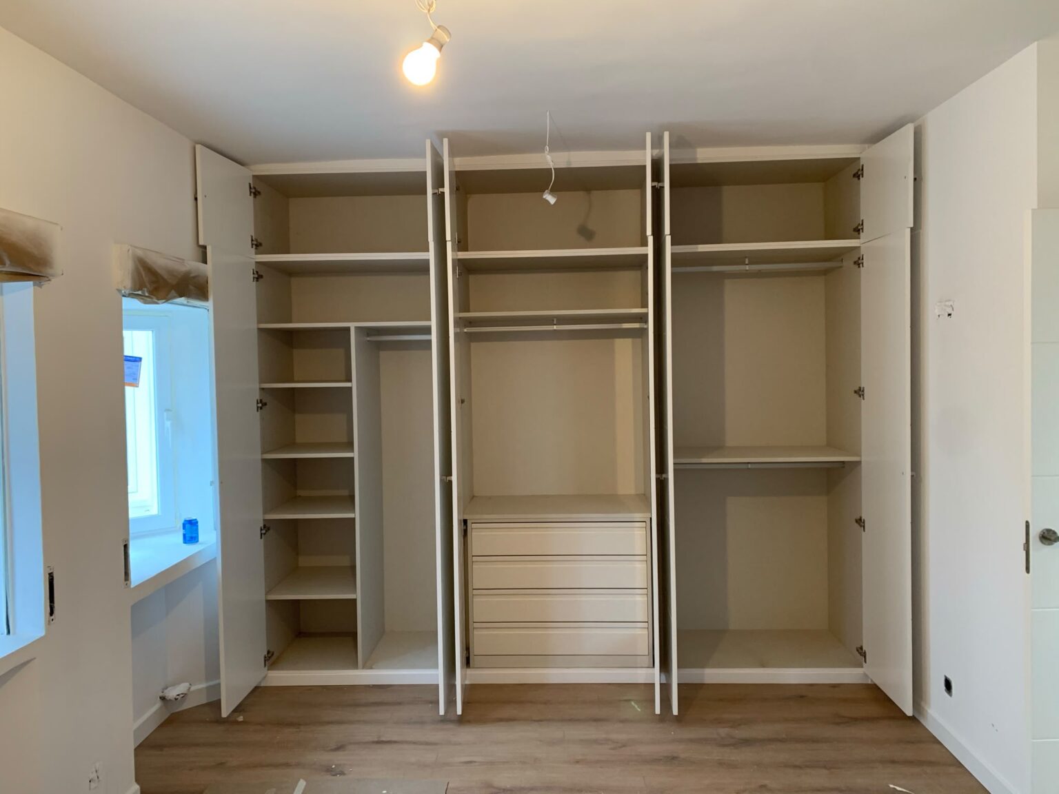 Trabajamos codo con arquitectos e interioristas, respetando cada línea del proyecto y resolviendo la parte técnica. Plazos realistas, montaje limpio y puntual. Tú ves el resultado: piezas sólidas, bien rematadas y listas para durar.