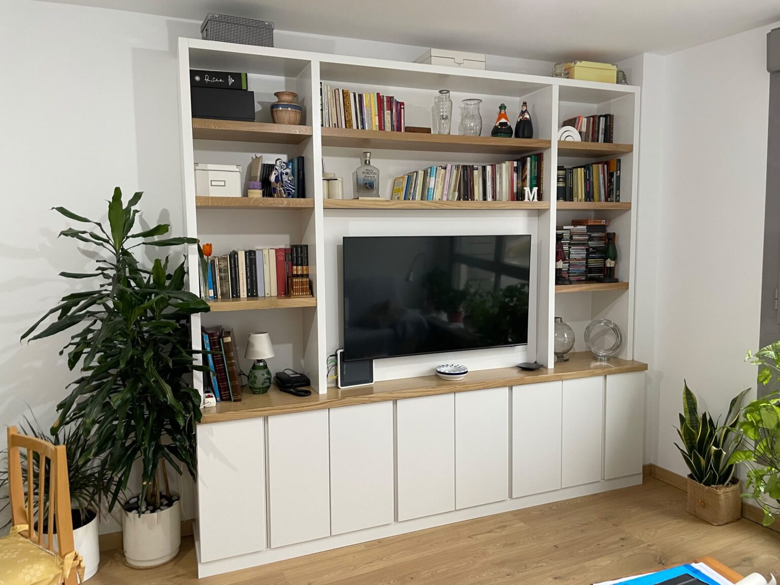 Trabajamos codo con arquitectos e interioristas, respetando cada línea del proyecto y resolviendo la parte técnica. Plazos realistas, montaje limpio y puntual. Tú ves el resultado: piezas sólidas, bien rematadas y listas para durar.