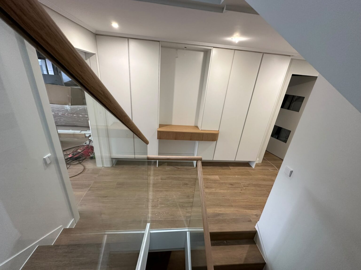 Trabajamos codo con arquitectos e interioristas, respetando cada línea del proyecto y resolviendo la parte técnica. Plazos realistas, montaje limpio y puntual. Tú ves el resultado: piezas sólidas, bien rematadas y listas para durar.