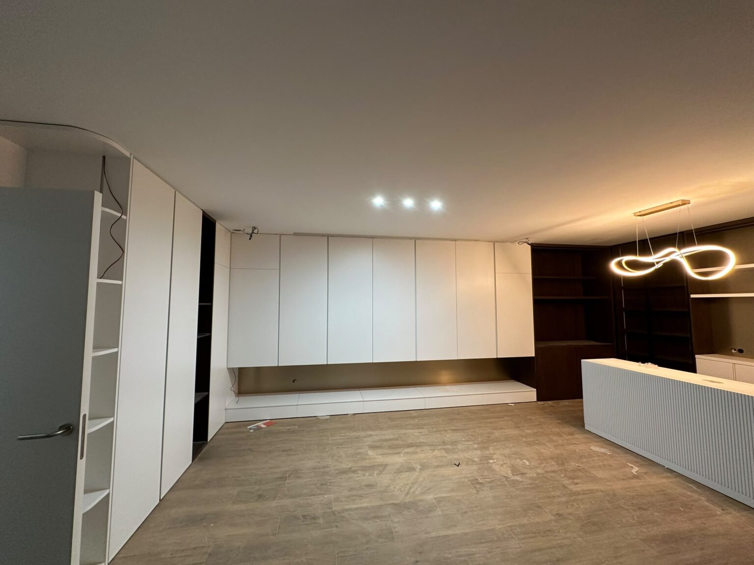 Trabajamos codo con arquitectos e interioristas, respetando cada línea del proyecto y resolviendo la parte técnica. Plazos realistas, montaje limpio y puntual. Tú ves el resultado: piezas sólidas, bien rematadas y listas para durar.