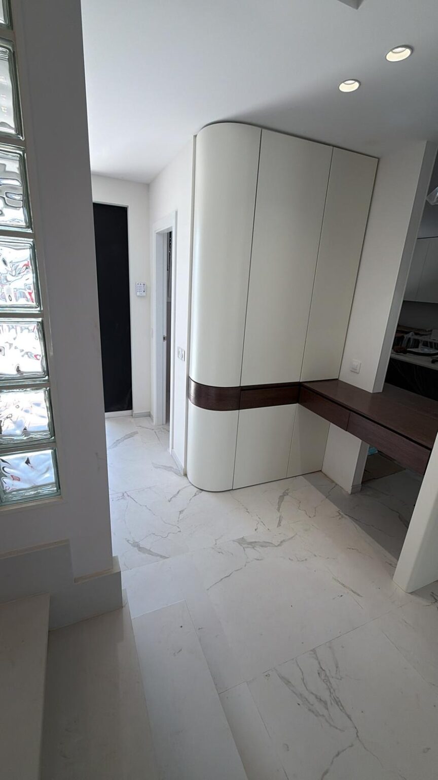 Trabajamos codo con arquitectos e interioristas, respetando cada línea del proyecto y resolviendo la parte técnica. Plazos realistas, montaje limpio y puntual. Tú ves el resultado: piezas sólidas, bien rematadas y listas para durar.